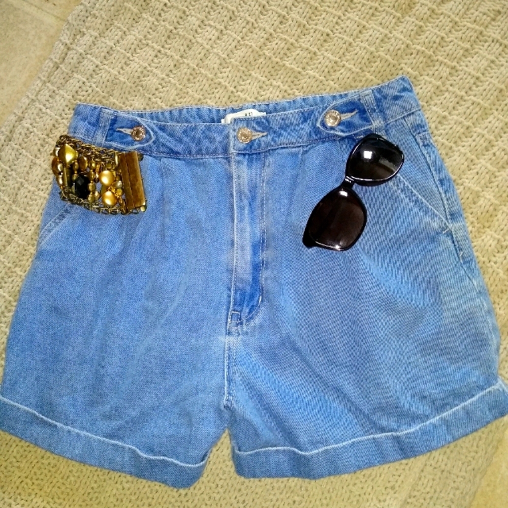 Pleated jean shorts